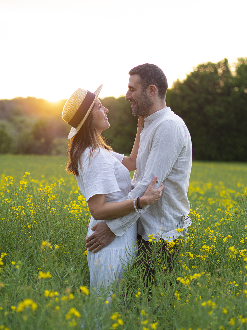 Una mesa campestre entre campos de colza para celebrar el amor_33